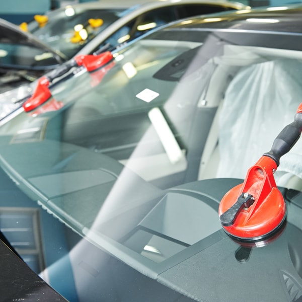 What auto glass company to contact when windshield is damaged  in Gotha